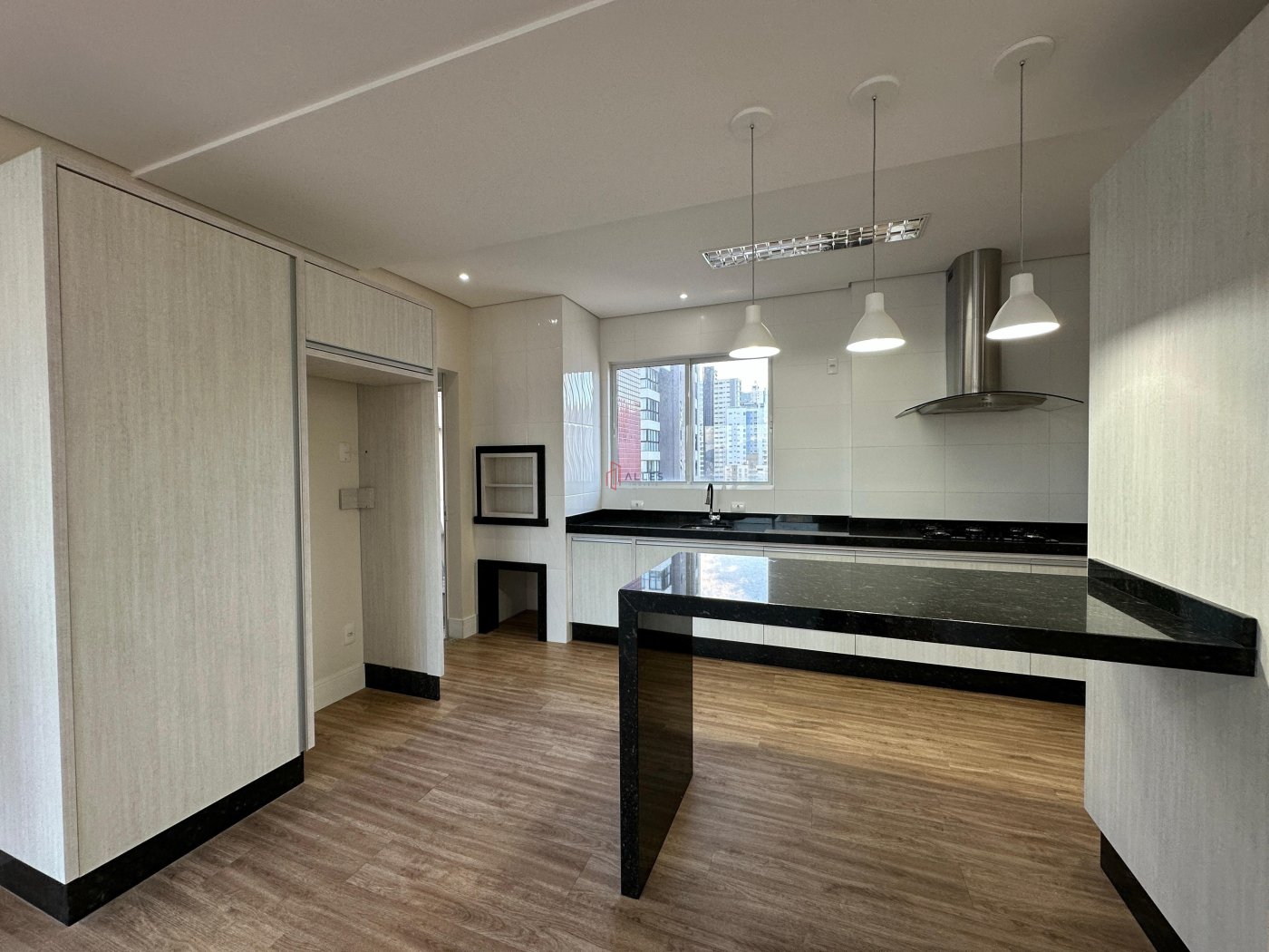 ALUGA-SE ANUAL APARTAMENTO ALTO PADRÃO NO CENTRO DE BALNEÁRIO CAMBORIÚ/SC