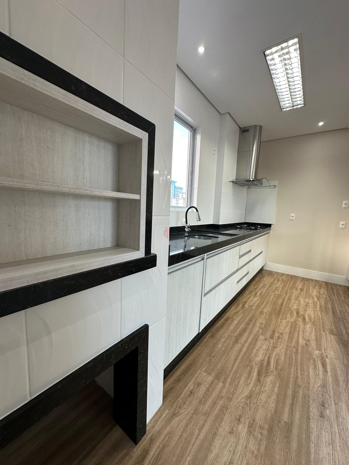 ALUGA-SE ANUAL APARTAMENTO ALTO PADRÃO NO CENTRO DE BALNEÁRIO CAMBORIÚ/SC