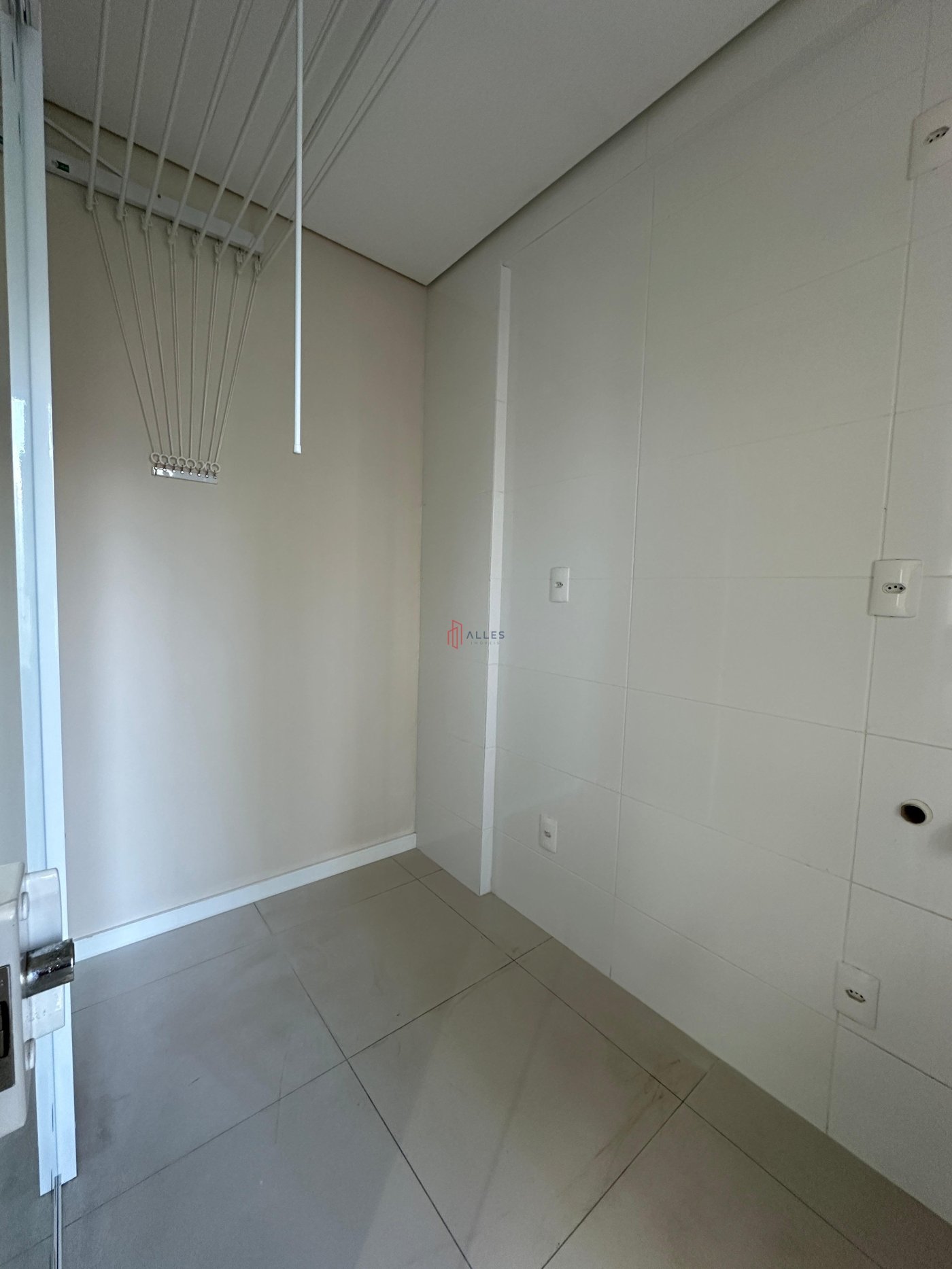 ALUGA-SE ANUAL APARTAMENTO ALTO PADRÃO NO CENTRO DE BALNEÁRIO CAMBORIÚ/SC