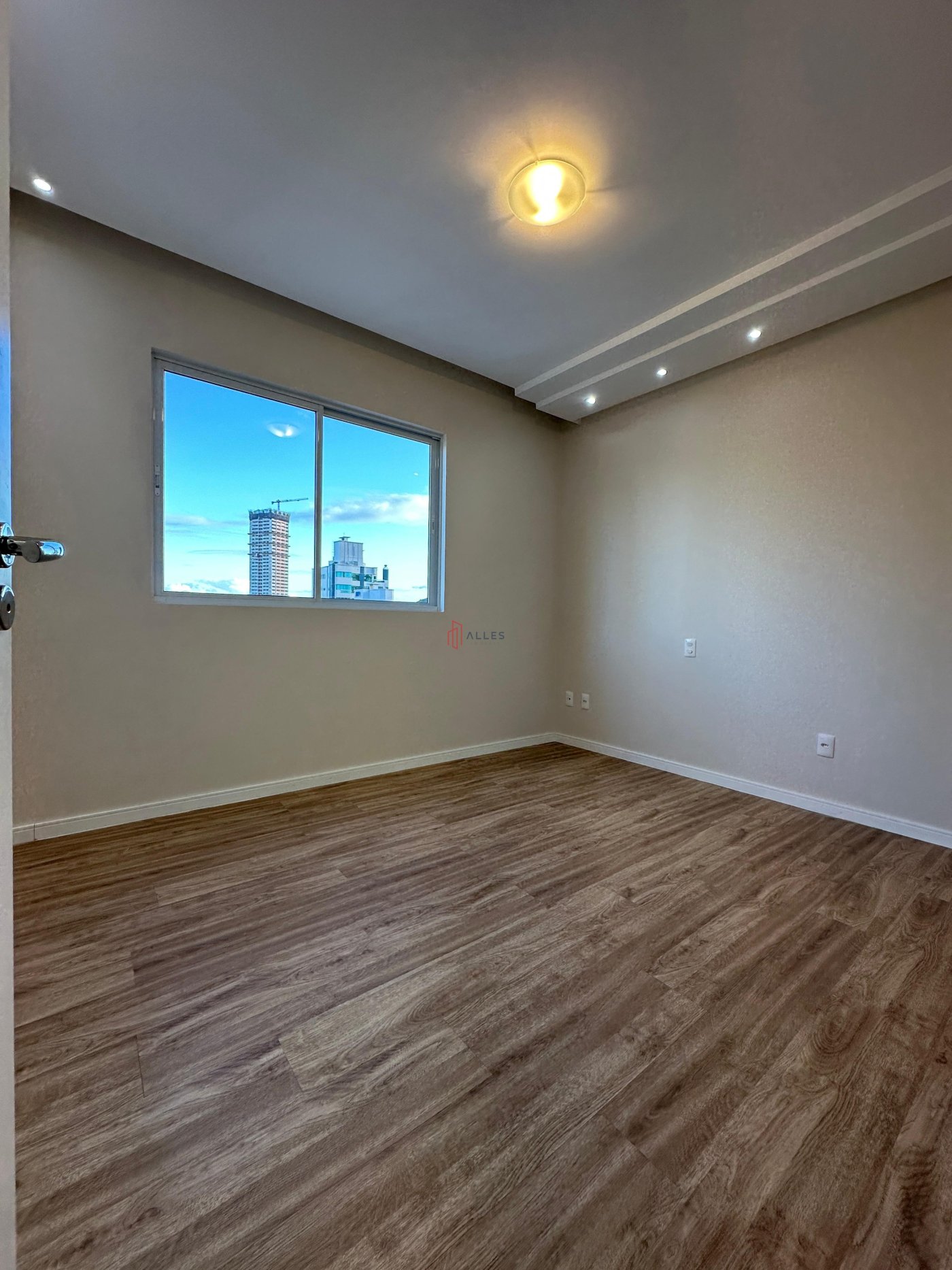 ALUGA-SE ANUAL APARTAMENTO ALTO PADRÃO NO CENTRO DE BALNEÁRIO CAMBORIÚ/SC