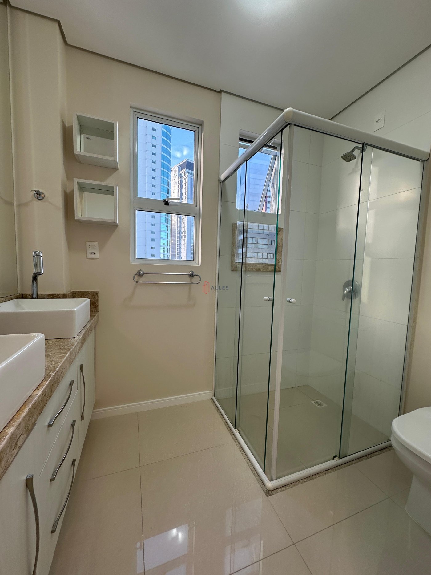 ALUGA-SE ANUAL APARTAMENTO ALTO PADRÃO NO CENTRO DE BALNEÁRIO CAMBORIÚ/SC