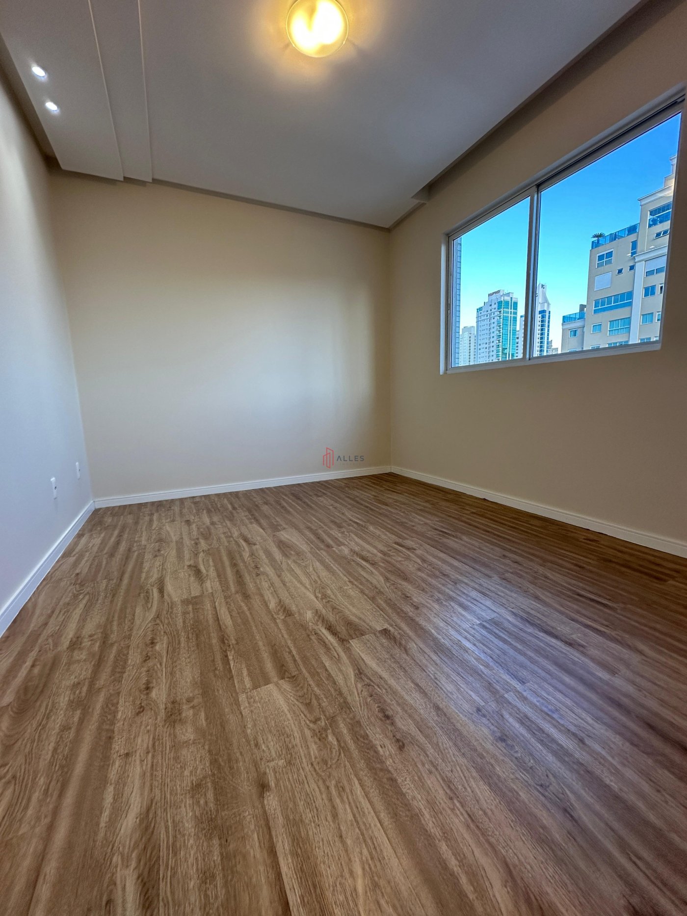 ALUGA-SE ANUAL APARTAMENTO ALTO PADRÃO NO CENTRO DE BALNEÁRIO CAMBORIÚ/SC