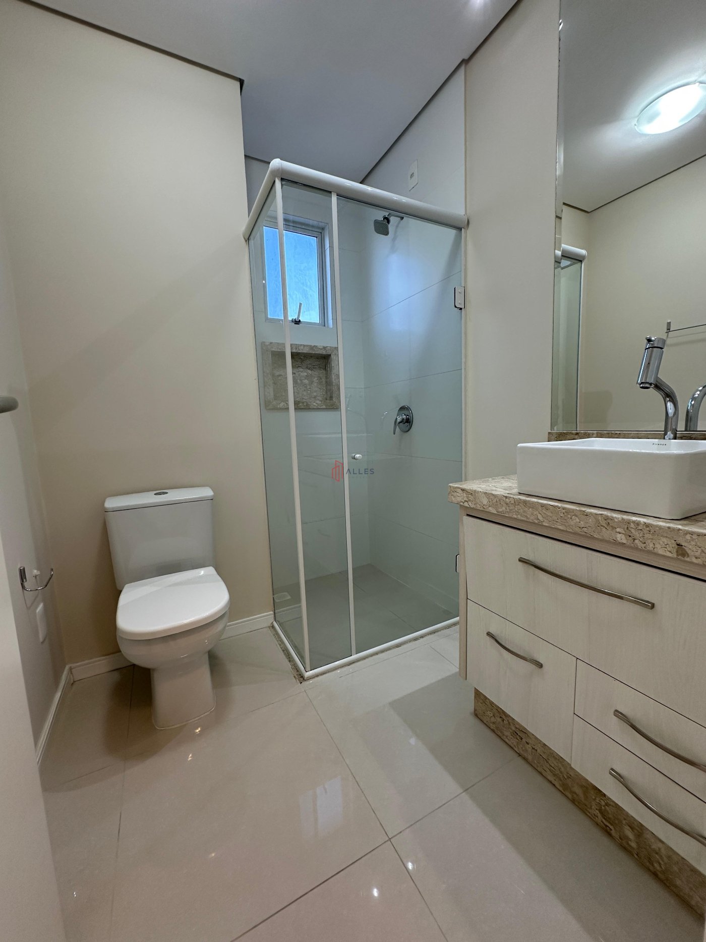 ALUGA-SE ANUAL APARTAMENTO ALTO PADRÃO NO CENTRO DE BALNEÁRIO CAMBORIÚ/SC