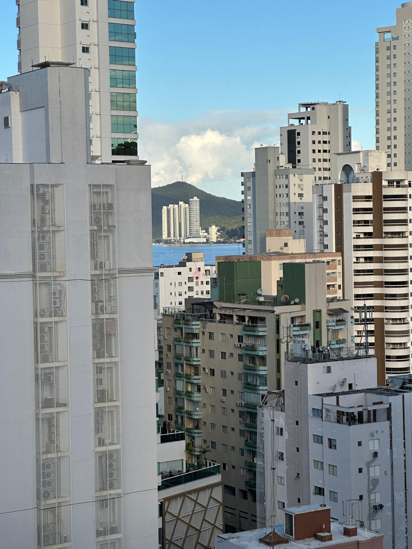 ALUGA-SE ANUAL APARTAMENTO ALTO PADRÃO NO CENTRO DE BALNEÁRIO CAMBORIÚ/SC