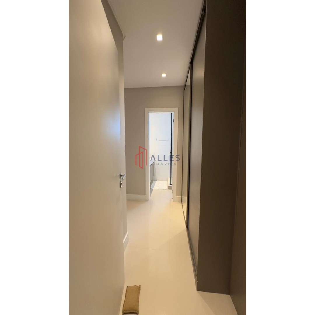 ALUGA-SE ANUAL APARTAMENTO NO CENTRO DE BALNEÁRIO CAMBORIÚ/SC